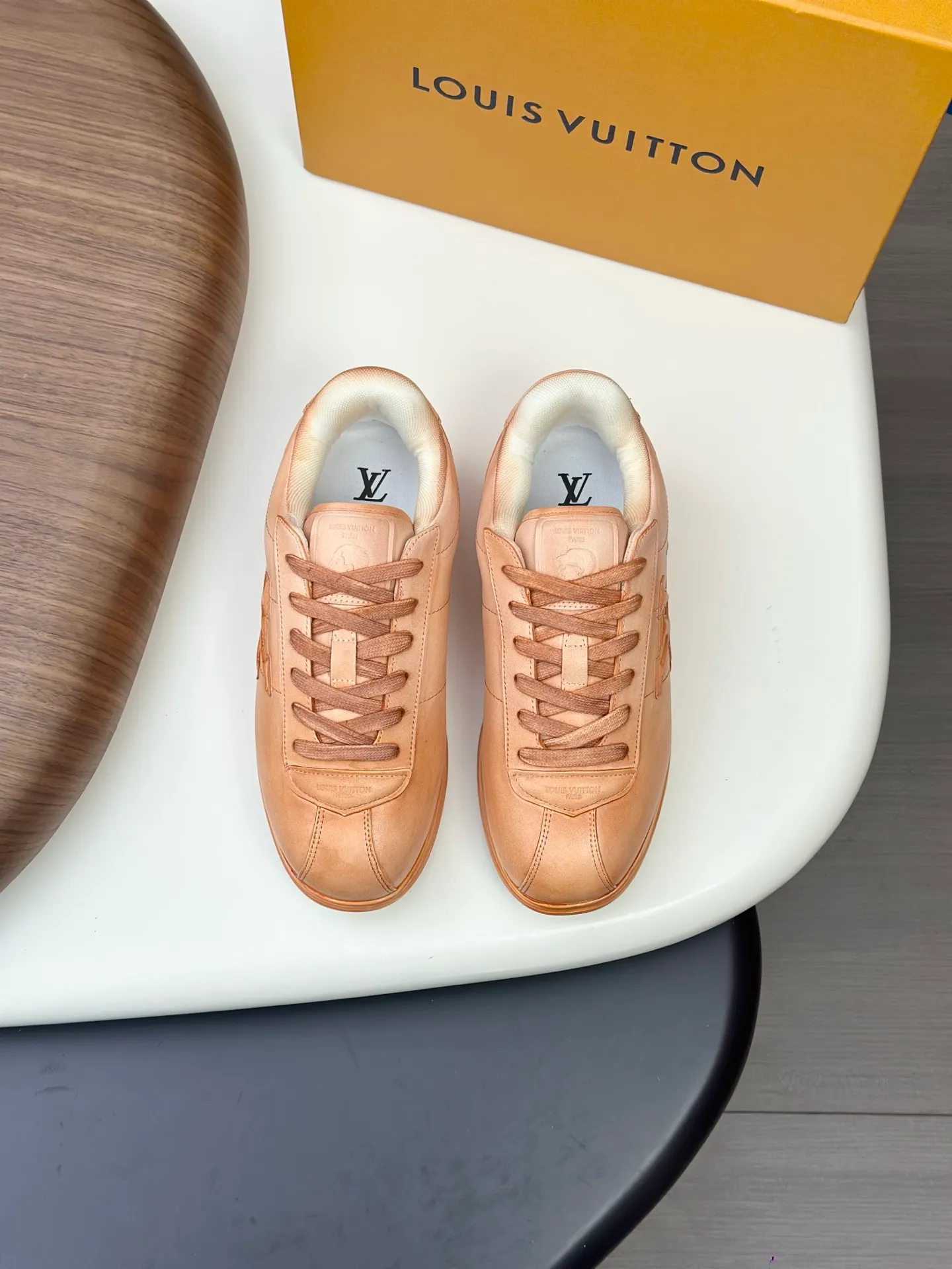💰800💰Full package💰Top version Washed LV-Louis Vuitton-Classic catwalk new style 1:1 developed replica of the original version! ! The upper foot is very comfortable. It is made of luxurious materials, washed with fine workmanship, and the midsole is printed with English letters "Made in Europe." The upper is made of calfskin imported from Italy. The side is decorated with the brand's LOGO and signature. The latest latex foot pads and mesh lining make the foot feel super comfortable. The original two-color TPU combination outsole is specially provided by the original factory. Bag technology Goodyear stitched edges Fabric: Exclusive custom first-layer cowhide Accessories: Exclusive private model Vuitton logo, lining: Customized silk mesh lining - first-layer silk cowhide lining Outsole: TPU combination outsole wear-resistant, non-slip and anti-yellowing Foot pads: new latex pads-mesh sweat-absorbent Counter technology: fully computerized sewing machine wire drawing Toe box back cover Hot and cold shaping Full set of pull-top last with medium and low logo pattern Counter packaging - Shoelaces, certificates, cards, instructions, certificates of quality, dust bags, the most comprehensive packaging on the Internet, men's sizes 39-44 (38/45 custom-made, non-refundable!
